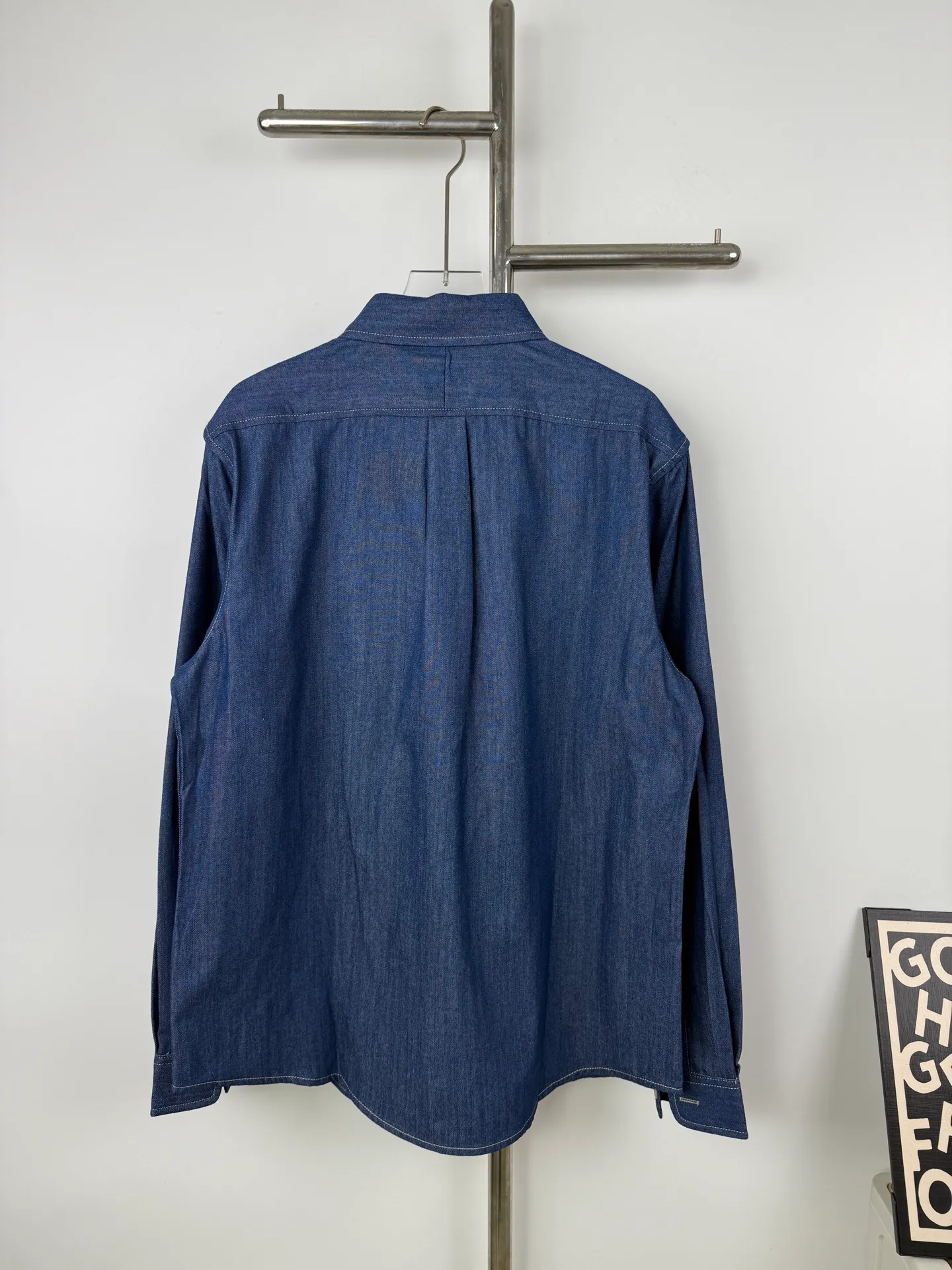 P220 💰Model No. B23 Ralph Lauren/Ralph Lauren classic color small label couple style washed denim long-sleeved shirt 1️⃣Made of high-quality denim fabric, the upper body is soft and comfortable, extremely delicate, has a solid, smooth and soft feel, and the fabric does not wrinkle, and the feel is invincible. The details are handled perfectly! 2️⃣Adopting the washing process, the workmanship details are perfectly controlled. They are all hemmed with vest technology, and the insides of the sleeves are also used. Different from the four-needle and five-thread workmanship, the collars are also all designed with interlining, showing high-end fashion and individuality, and the style is fashionable, simple and elegant! 3️⃣It is very youthful and energetic, and can be easily worn by both men and women. It is very in line with the fashion aesthetic concepts of today's young people! Color: Dark Blue Sizes: S, M, L, XL